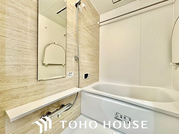 一日の疲れを癒すための心地よいバスタイムを演出する浴室はゆとりあるサイズを採用。保温機能付き、汚れをはじく有機ガラス系の新素材を採用した浴室。美しく機能的な設備を採用しています。