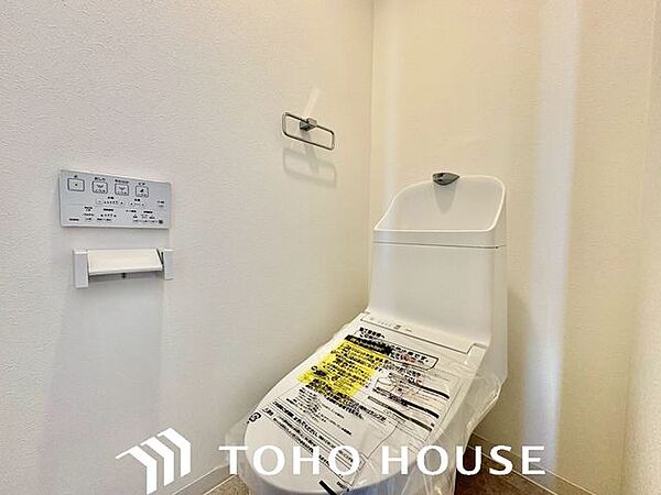 ウォシュレット機能付きのトイレは、収納が付いて実用性も兼ね備えた造り。