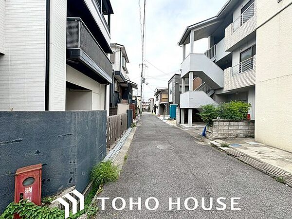 方角や時間帯の違いで日当たりがどう変化するか、周辺の道路や学校、お店や道路 の音など、家の中で静かに過ごせるかチェックできるのも、完成済みならでは。