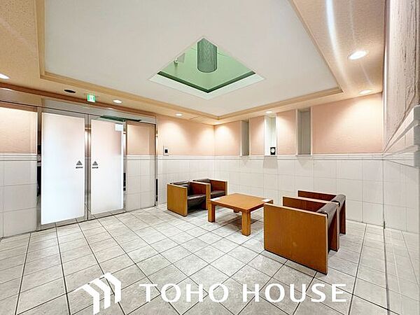 【エントランス】家族をあたたかく迎え入れてくれる、高級感と落ち着きを兼ね備えたエントランスです。