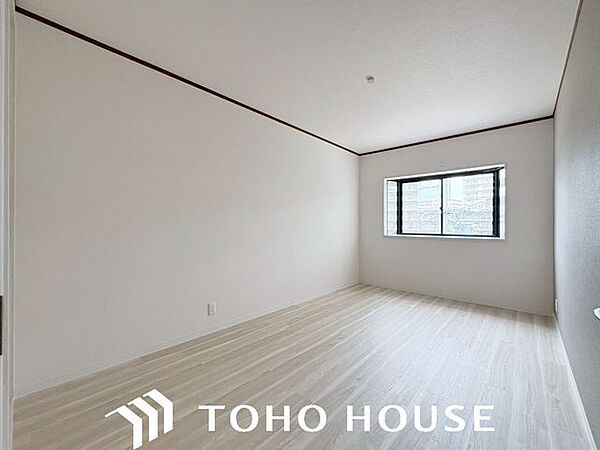 日照に恵まれたお部屋。柔らかい自然光で朝目覚める暮らしが送れるだろう。また、機能的なクローゼットを配置して、片付いた空間も実現出来そう。
