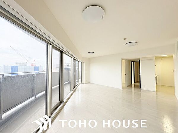 お洒落な木目の風合いが柔らかな陽光に照らされ、何とも言えない高級感を生み出します。造りこんだ空間演出の妙が生み出す光と質のハーモニーはこの住宅のクオリティの良さを実感させてくれます。