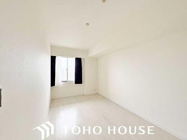 大きな窓からたっぷりと陽光が注がれる明るい空間。家族の成長に対応できる永住仕様の間取り。一日の疲れをいやしてくれる主寝室。時を忘れて過ごす場所として過ごせるお部屋。