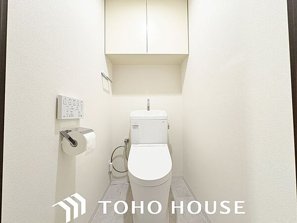 清潔感あるホワイト調のクロスと温もり溢れるモダンカラーの床材が見事に調和した本邸宅は、毎日の生活を少しでも快適に過ごして頂ける様に落ち着いた雰囲気作りから行っています。