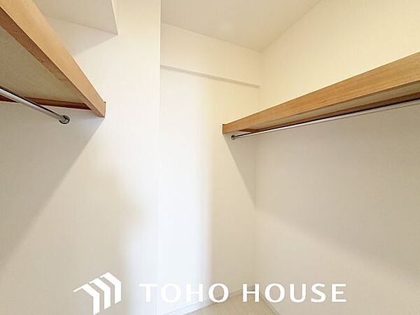余分なものをまとめて収納してお部屋の中をすっきりできるウォークインクローゼット。衣類をまとめてしまえるため管理がしやすく、スーツケースやゴルフバッグ、ス用品といった大型用品や季節品まで収納が可能です。