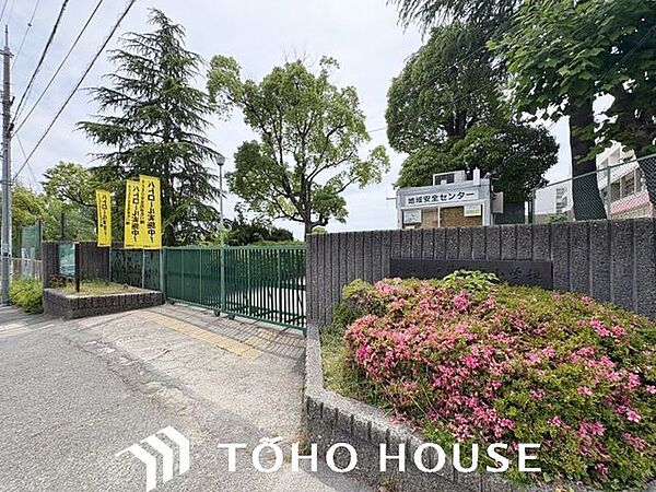 箕面市立萱野東小学校 徒歩27分。 2150m