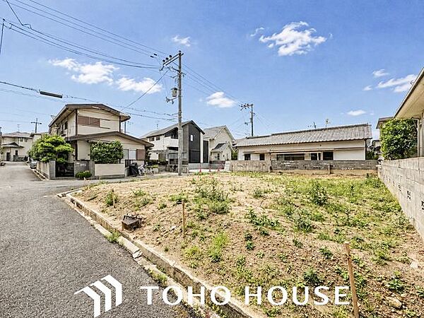 閑静な低層住宅の立ち並ぶエリアです。陽当たり、通風なども建物の設計で思いのままに。