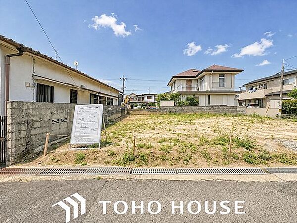 閑静な低層住宅の立ち並ぶエリアです。陽当たり、通風なども建物の設計で思いのままに。