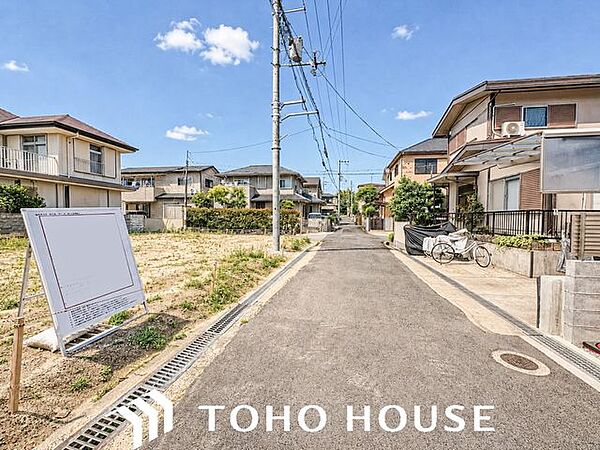 道路幅も約3.9ｍ（セットバック面積約0.4m2）の前面道路となり、接道幅は約8.1ｍ。並列2台分の駐車スペースを設けたうえで、駐輪、バイク置き場も確保可能です。車通りも少ないため、駐車も楽に行えま…