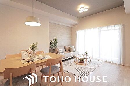 大きな窓のあるリビングは明るく解放感溢れる空間。居心地良くご家族皆が寛げる憩いの空間です。生活の中心となるLDKが広いので、家族とのコミュニケーションを促進する拘り設計となっています。