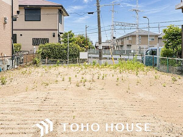 電柱の移設を行えば前面道路の先は開けていて、開放感がございます。