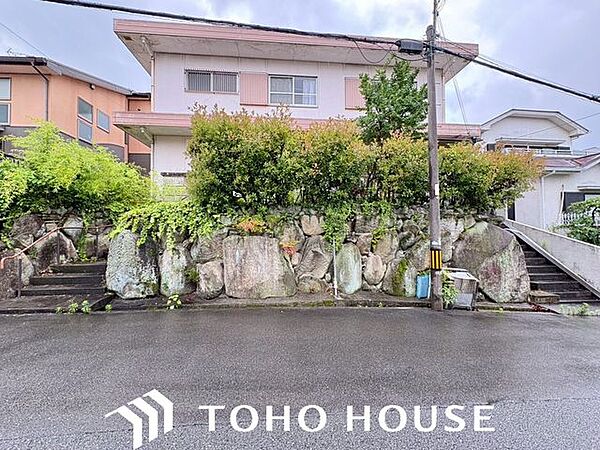 抜けるような空と千里山の街並みを見渡す高台の立地。約100坪の広大な敷地は建築条件がございません。閑静な住宅街で、お好みの工務店やハウスメーカーでこだわりの邸宅を。