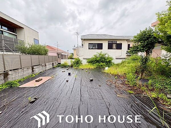 吹田市千里山東の閑静な住宅街。前面道路は約6mの公道で車の出し入れもスムーズです。約100坪のゆとりの敷地に、建築条件なしでお好きなハウスメーカーの家を建てませんか。