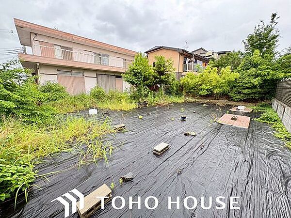 千里山の高台に広がる、約100坪の開放感あふれる敷地。建築条件はありませんので、ライフスタイルに合わせた自由な設計が可能です。豊かな自然と利便性が調和した理想の環境。