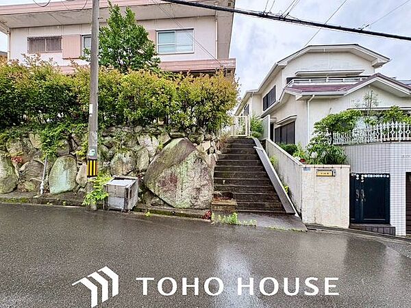 豊かな住環境が魅力の吹田市千里山東。約100坪の建築条件なしの土地で、ご家族の笑顔があふれる住まいづくりを。小中学校への通学も便利で、お子様がのびのびと育つ環境です。