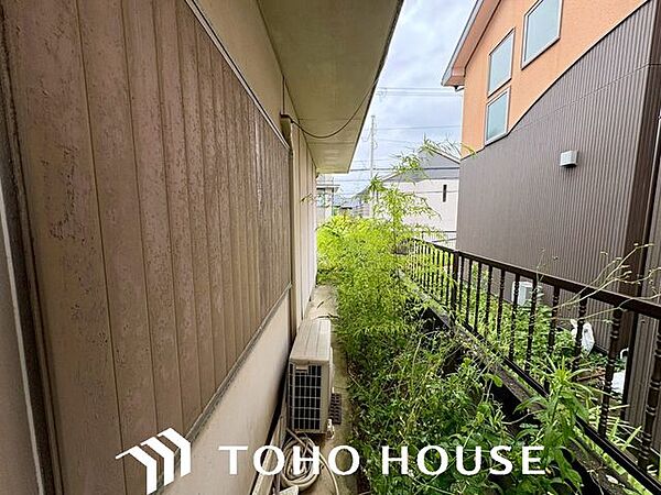 約100坪のゆとりある敷地だから叶う、広いお庭や複数台の駐車スペース。開放的な高台の立地で、毎日心地よく過ごせます。建築条件なしの自由な土地で、憧れのマイホームを。