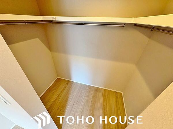 余分なものをまとめて収納してお部屋の中をすっきりできるウォークインクローゼット。衣類をまとめてしまえるため管理がしやすく、スーツケースやゴルフバッグスキー用品といった大型用品や季節品まで収納が可能です