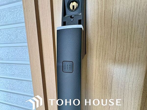 鍵の持ち歩きが不要でスマートに解錠できる電子ロック。荷物が多い日もスムーズに入室できます。