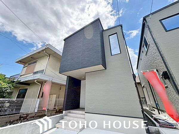 住む人を映し出す洗練された佇まいは、いつまでも輝き続けながらいつしか街の風景に溶け込んでいきます。