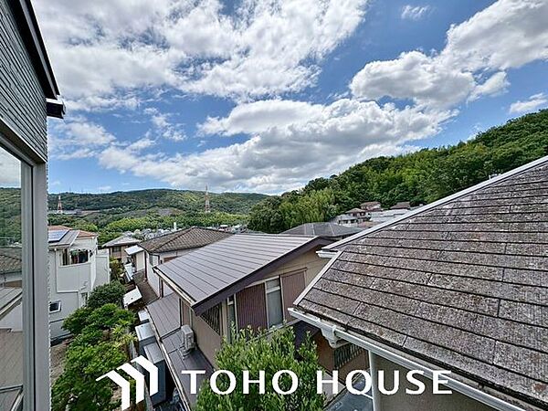 開けた眺望を眺めながらお風呂上りにビールを一杯。忙しく過ぎゆく日々の中で、安らげるプライベートな空間が癒しの時間を提供します。