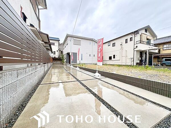3台分の駐車スペースがあると何かと便利。2台所有の方はもちろん、誰かが遊びに来る時にも自宅に駐車可能なスペースがあると重宝します。