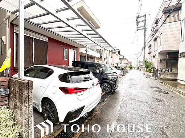 運転が苦手な方も安心、幅員約6.7mのゆとりある前面道路！大切なお車を雨や汚れから守るガレージ付きの一戸建てです。広々とした道路は車の出し入れがしやすく、毎日の通勤やお出かけもストレスフリーです。