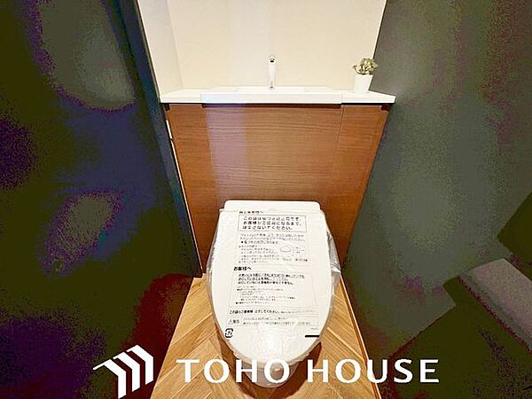 今や当たり前となったトイレの機能。温水によっておしりを洗浄してくれる優れもの。今現在の日本の住宅、約7割を超えるシェアがございます。ご家族の毎日を快適なものにいたします。