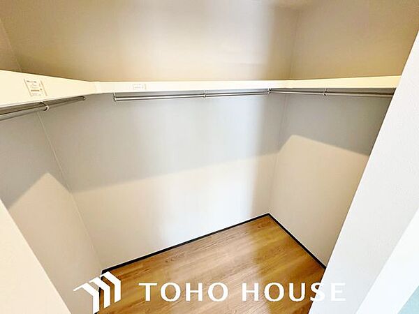 余分なものをまとめて収納してお部屋の中をすっきりできるウォークインクローゼット。衣類をまとめてしまえるため管理がしやすく、スーツケースやゴルフバッグスキー用品といった大型用品や季節品まで収納が可能です