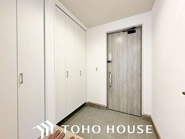 「行ってきます」と「ただいま」は、この玄関から始まります。清潔感のある空間を保てるよう、収納スペースを広く設けておりますので、たくさんある靴もすべて収納して頂け、玄関をスッキリ綺麗な空間に纏めます。