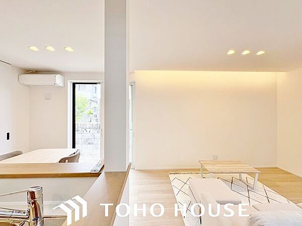明るく開放的な空間で一家団らんの楽しい時間をお過ごしいただけます。ダイニングスペースと寛ぐスペースを分けやすく家具の配置をしやすい間取プランです。