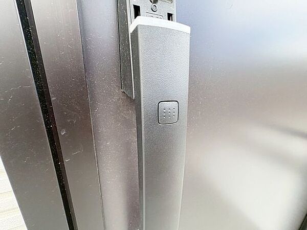 お荷物を持っている時や暗くて鍵穴が分かりづらい時でも玄関ドアの施錠が簡単にできちゃいます。