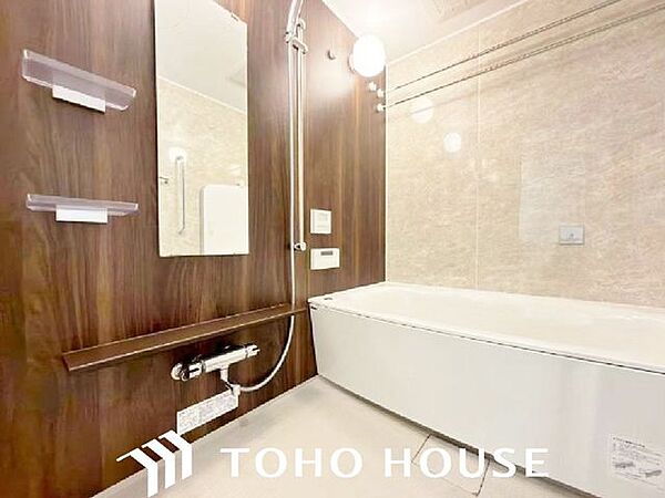 奥行きが深く、しっかり足を伸ばせる浴槽。一日の疲れも癒されます。入浴剤やバスオイルを入れて普段より贅沢な時間をお過ごしください。