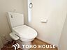 トイレ：ホワイトを基調とした、清潔感あふれるシンプルなトイレ空間。限られたスペースながらも、お手入れのしやすい床材やクロスが採用されており、日々の掃除がスムーズに行える機能的な造りに仕上がっています。
