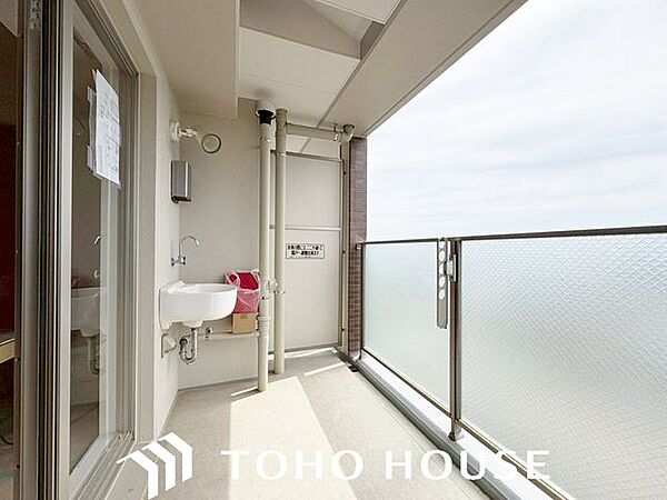 【バルコニー】暖かい陽ざしが差込むバルコニーは、晴れた日には洗濯物が良く乾きます。また風通しも良好です。