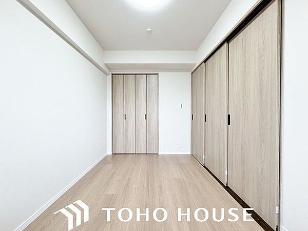 クローゼットには洋服や本を収納できるので、お部屋はすっきり広々と使うことができます。お好みの家具を自由にレイアウトしてください。
