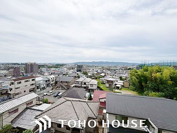 【バルコニー(眺望)】手を伸ばせば、ふれることが出来そうな環境が、そのままインテリアになったような素晴らしいロケーションです。