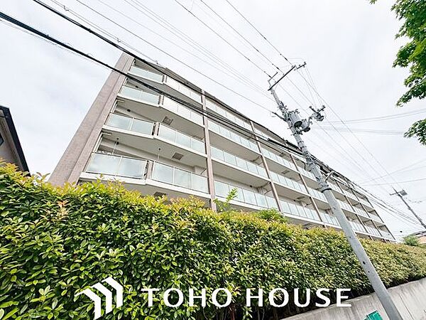 【外観】周囲の景観に調和する美しい外観。アースカラーのタイルがおだやかな佇まいに明るい開放感を与えます。