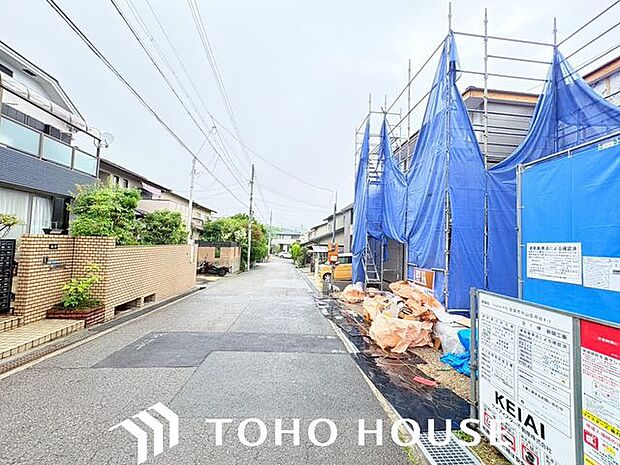 前道6m以上なので、車の通り抜けや荷物の積み下ろしにも余裕があります。
