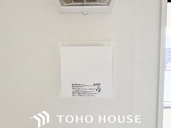 ハウスダストやカビ、ダニ、結露などの発生を抑え、室内の空気環境を良好に維持しする24時間換気システム。健康的な生活をおくるための必須設備です。