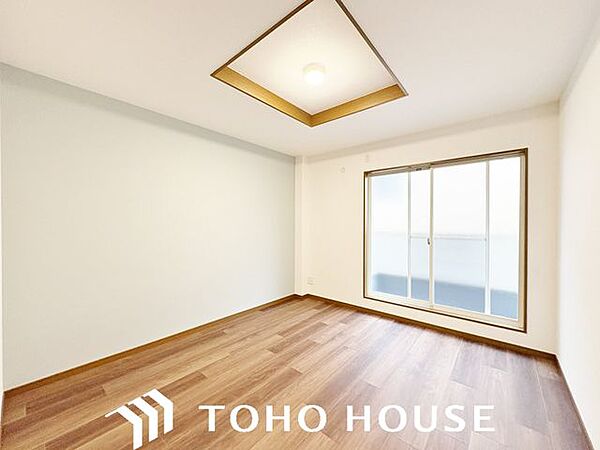 住まう方自身でカスタマイズして頂けるように「シンプル」にデザインされた室内。家具やレイアウトでお好みの空間を創り上げられます。