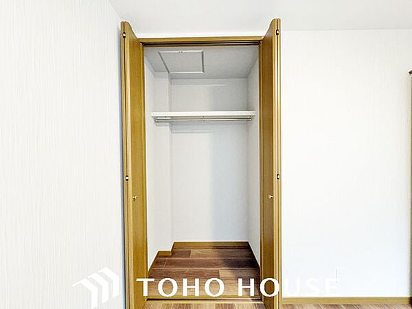 「あとちょっと収納があれば」、「ここにも収納が欲しいな」・・・誰もが一度は悩まれたご経験があるのではないでしょうか。住まう方に、より良い空間をと創造された邸宅は、住み心地の良い空間に仕上がっています。