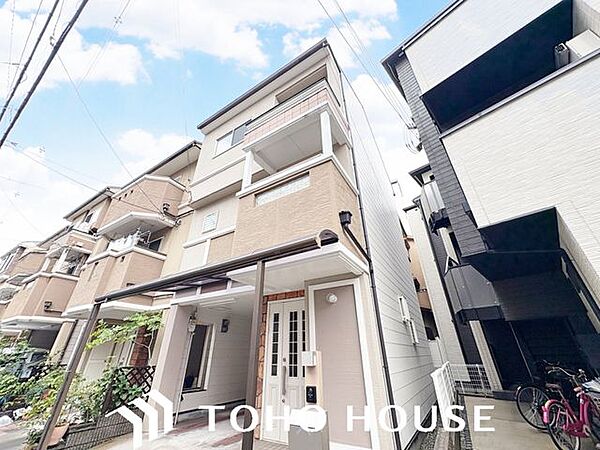 住む人を映し出す洗練された佇まいは、いつまでも輝き続けながらいつしか街の風景に溶け込んでいきます。