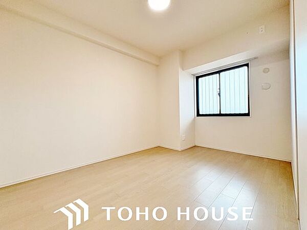 住まう方自身でカスタマイズして頂けるように「シンプル」にデザインされた室内。家具やレイアウトでお好みの空間を創り上げられます。