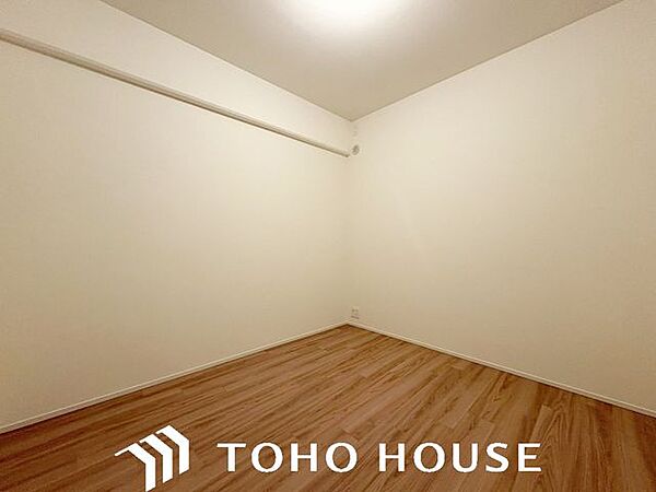 居室にはクローゼットを完備し、自由度の高い家具の配置が叶うシンプルな空間です。お子様の成長と必要になる子供部屋を与えるにはぴったりの間取りですね。