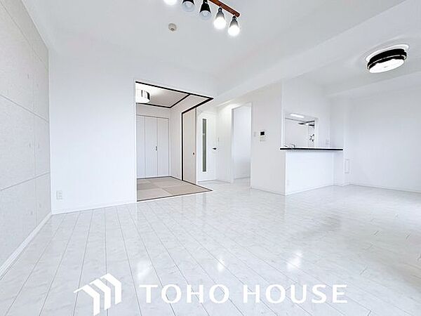 空気感という居心地の良いＢＧＭは、暮らしのステージを彩り、心からのやすらぎと満足感を与えてくれます。通風と採光を考慮したリビングは地域の鼓動を感じながらお寛ぎ頂くことが可能です。