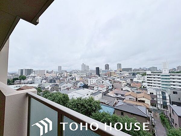 頬をなでる優しい風を感じることが出来るバルコニー。つい深呼吸をしたくなる気持ちの良い眺望はこのお部屋の自慢です。もちろんお洗濯物を干すスペースとしても十分な広さがあります。