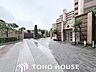 エントランス：エントランスの写真になります。セキュリティーも良好なオートロックも完備しております。留守がちなお客様にも便利な宅配ボックスのございます。