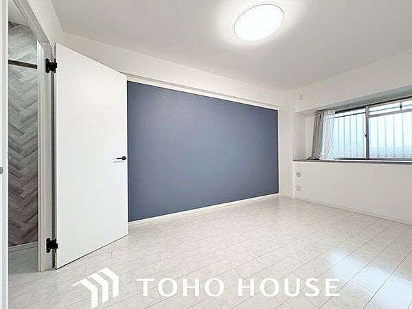 心と体をゆったりと安らげる主寝室。寝室のゆとりが大きい分だけ、暮らしの安らぎは深まります。一日の疲れを癒すだけでなく、ご夫婦の親密な語らいを紡ぎ出します。