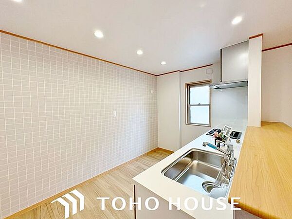 寛ぐ方とお料理をされる方の一体感を重視した設計のキッチン。会話の弾むキッチンは自然とご家族の中心に。より一層、家族団欒のお時間が増えることでしょう。