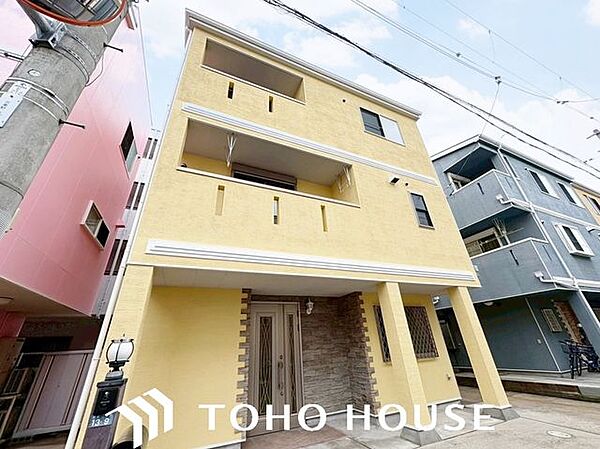 住む人を映し出す洗練された佇まいは、いつまでも輝き続けながらいつしか街の風景に溶け込んでいきます。